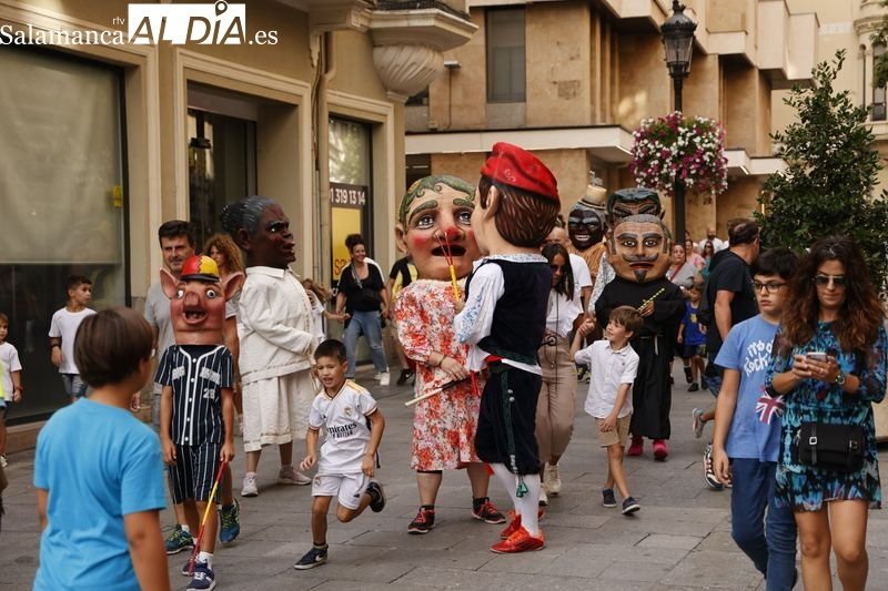 Podría haber sucedido una desgracia. Quejas por la falta de seguridad en un tramo del pasacalles de los Cabezudos