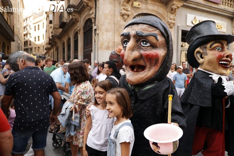 Cabezudos a ritmo de charanga para divertir a niños y adultos por las calles salmantinas