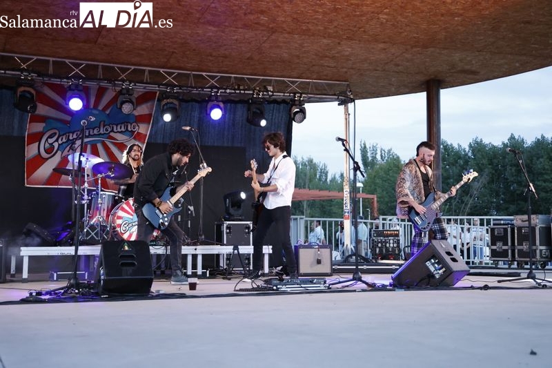 El rock and roll de Carameloraro hace vibrar al parque Elio Antonio de Nebrija