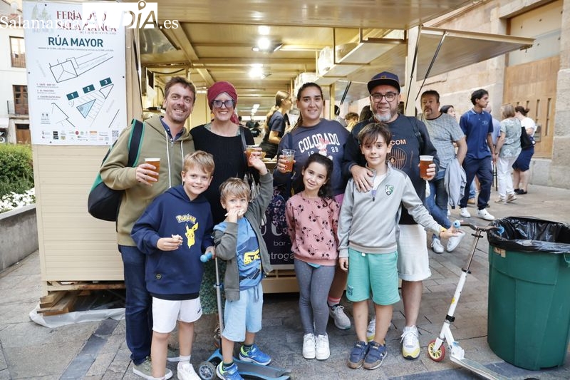 Los más valientes desafían al mal tiempo y disfrutan de las casetas de la Rúa Mayor