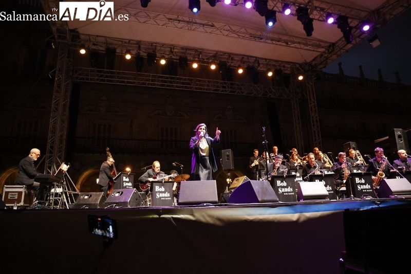 El concierto de Bob Sands Big Band y Marina Ferrer centran las miradas en la Plaza Mayor