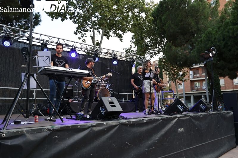 La plaza Barcelona se llena de música: La Duda Ofende ofrece todo su repertorio