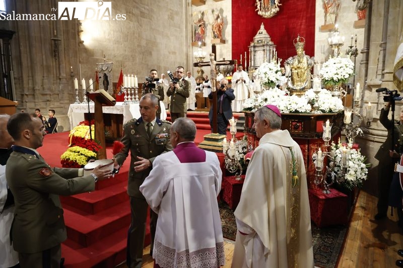La Virgen de la Vega luce la gorra del uniforme de la Guardia Real