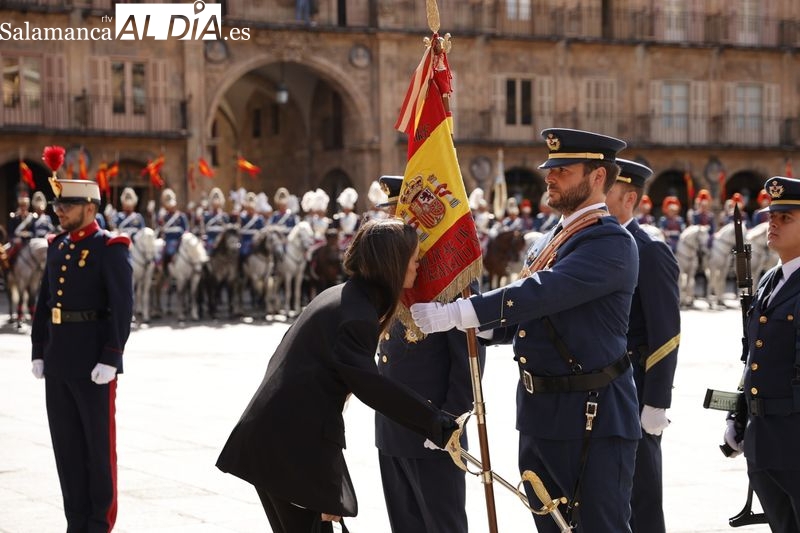 Multitudinaria jura de bandera en la Plaza Mayor de Salamanca