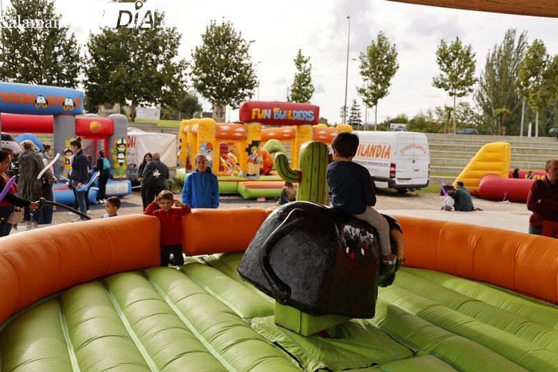 Los niños toman la calle en el parque de Nebrija