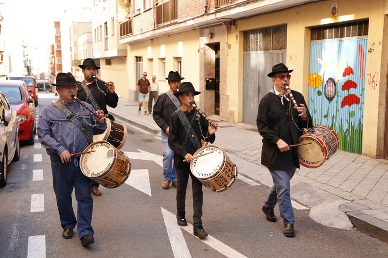 Los tamborileros animan el barrio del Oeste