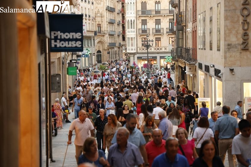 El buen tiempo echa a la calle a los salmantinos para despedir septiembre