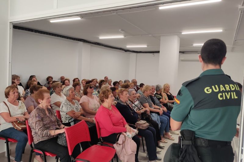 Decenas de personas asisten a la charla de Cruz Roja para prevenir robos y timos 