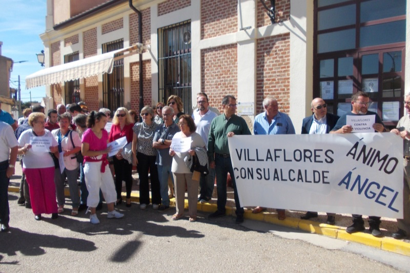 Las Villas se concentra en Villaflores y en la calle en apoyo a su alcalde, Ángel Manuel Montoiro