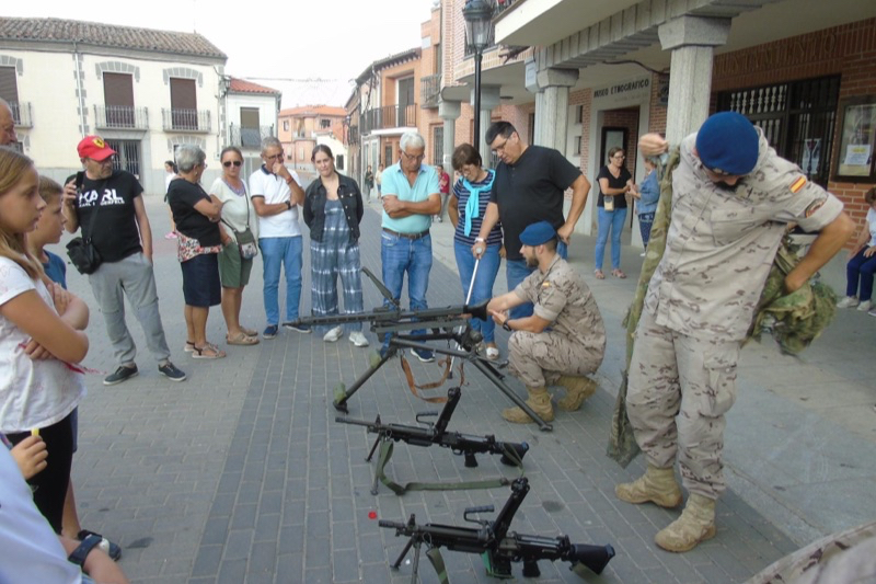 Gran expectación y participación en la visita de la Guardia Real en Macotera