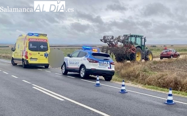 Dos heridos en una colisión entre un turismo y un tractor en la carretera de Macotera