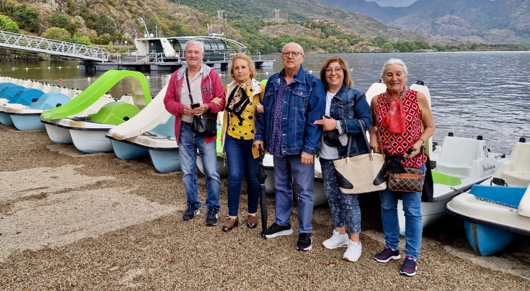Cerca de un centenar de personas participan en la excursión al Lago de Sanabria de la Asociación de mayores San Miguel