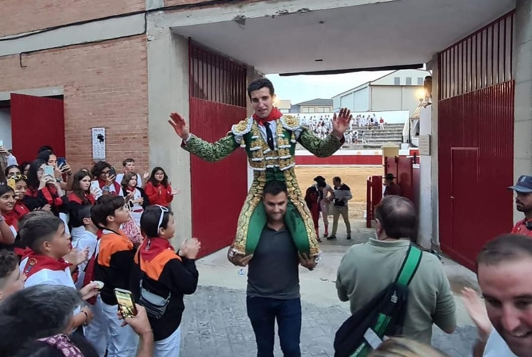 El novillero salmantino Valentín Hoyos triunfa en Peralta