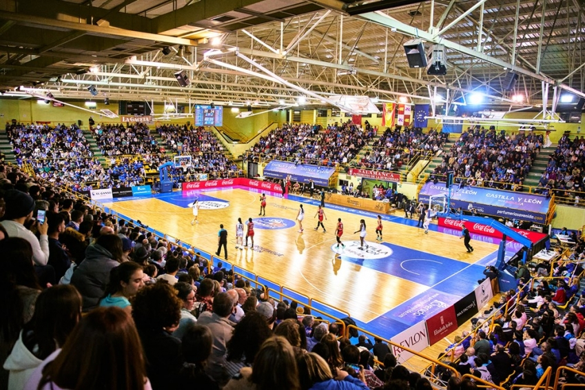 La Marea Azul, tan fiel como siempre al Perfumerías Avenida con un 95% de renovaciones de abonos