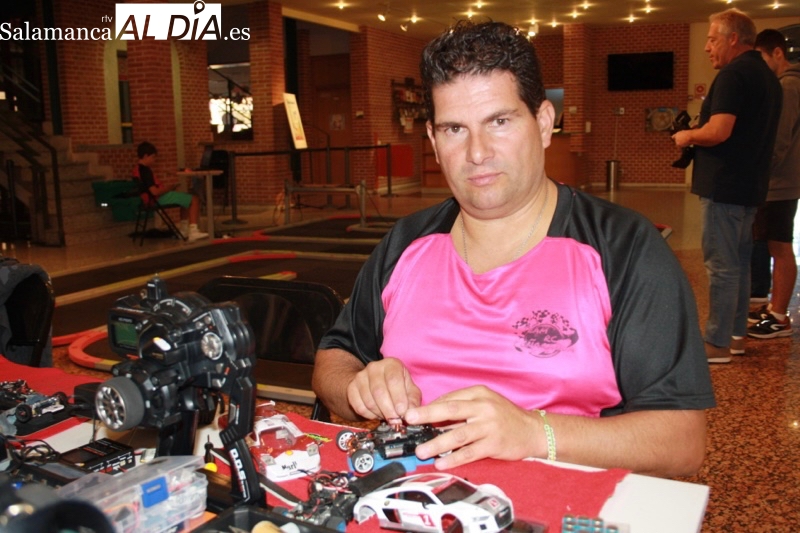 En radiocontrol prima la destreza del piloto, es una afición que engancha. No entiende de edad ni sexo