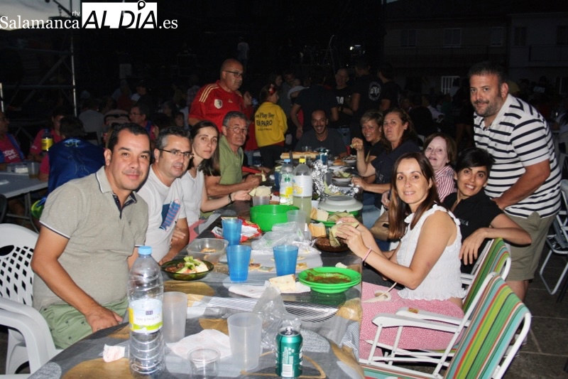 Villoria se une en la plaza para despedir las fiestas con la tradicional y multitudinaria merienda de la vaca