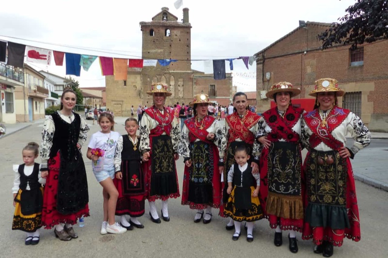 El Pregón festivo de ‘El Pindoque’ y la ofrenda floral a la patrona generan una tarde de emociones en Villoria