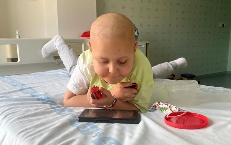 La familia de un niño con cáncer, tratado en Salamanca, pide que no obliguen al pequeño a pasar de curso