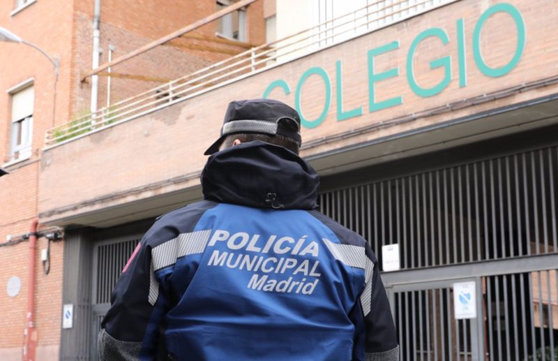 Un niño de 13 años hiere con un cuchillo a un chico de 16 al salir del instituto en Madrid