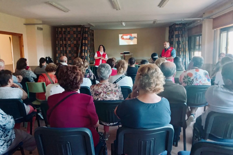 Decenas de personas participan en el Taller para evitar atragantamientos y realizar RCP ofrecido por Cruz Roja en Santiago de la Puebla