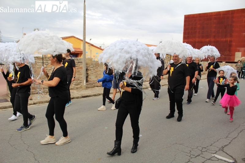 Las peñas ponen en Trabanca imaginación y animación en un divertido desfile de carrozas