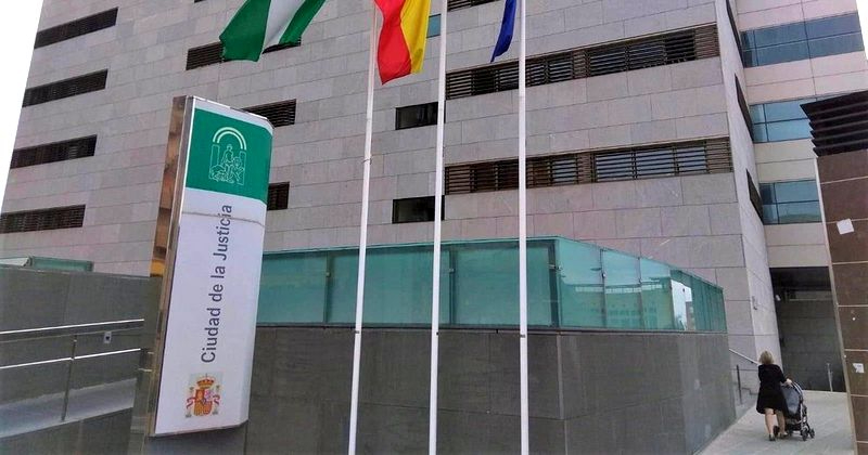 Imponen alejamiento a un enfermero por un beso no consentido a una compañera en Almería