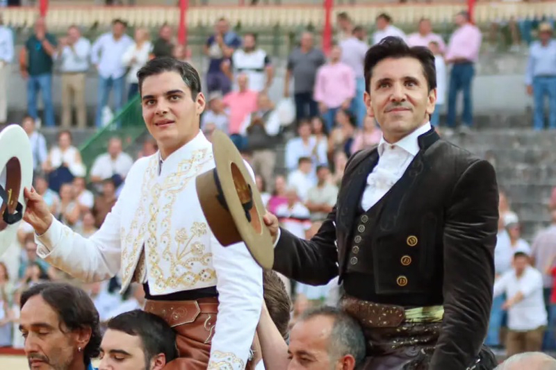 Sergio Pérez sale a hombros en una alternativa con dos orejas y público en pie