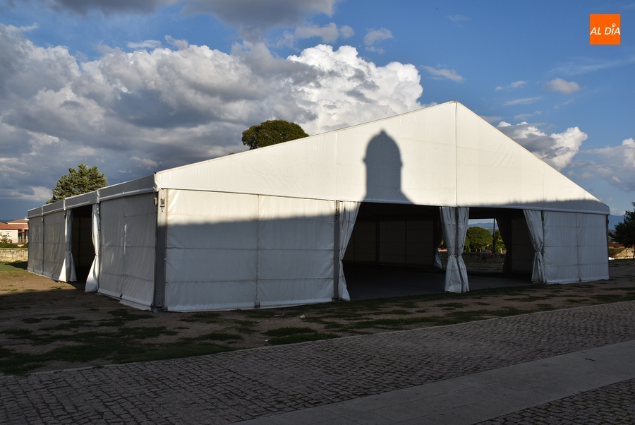 Levantada la gran carpa de la Feria del Caballo