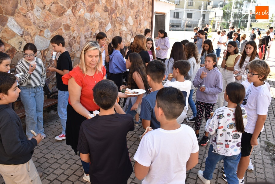 Cálida acogida a los alumnos de 1º de la ESO en el IES Tierra con juegos y un almuerzo saludable