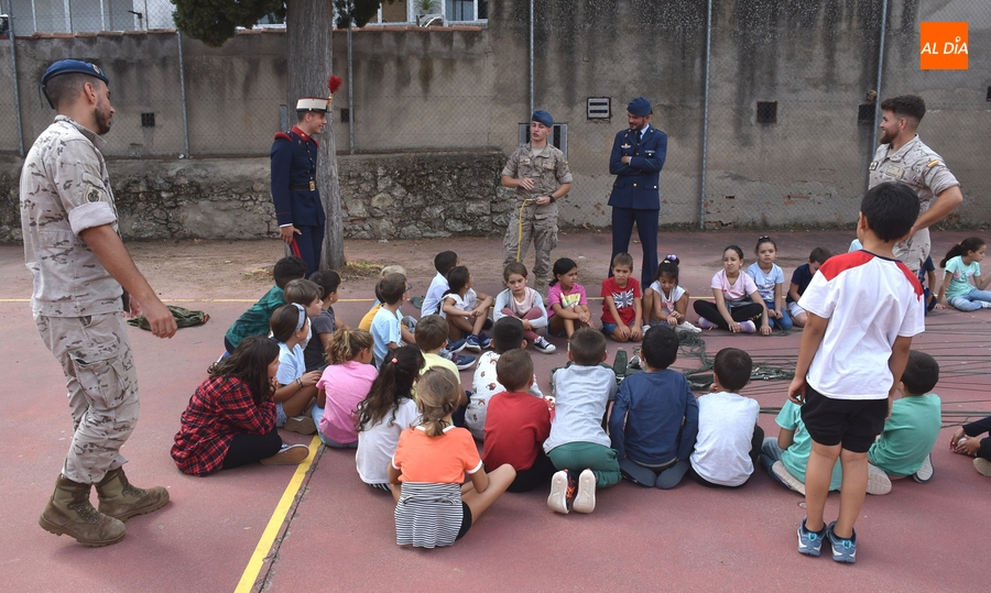 Los escolares mirobrigenses conocen de cerca a la Guardia Real
