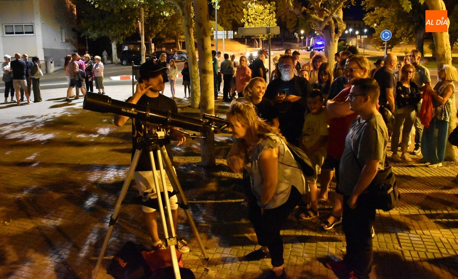 Gran interés de mirobrigenses de todas las edades por observar la Luna y Saturno