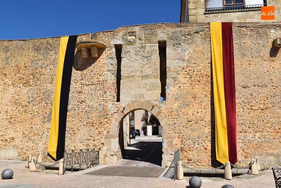 Una nueva puerta, infinidad de pendones y dos photocalls ambientan la ciudad para la Feria Medieval