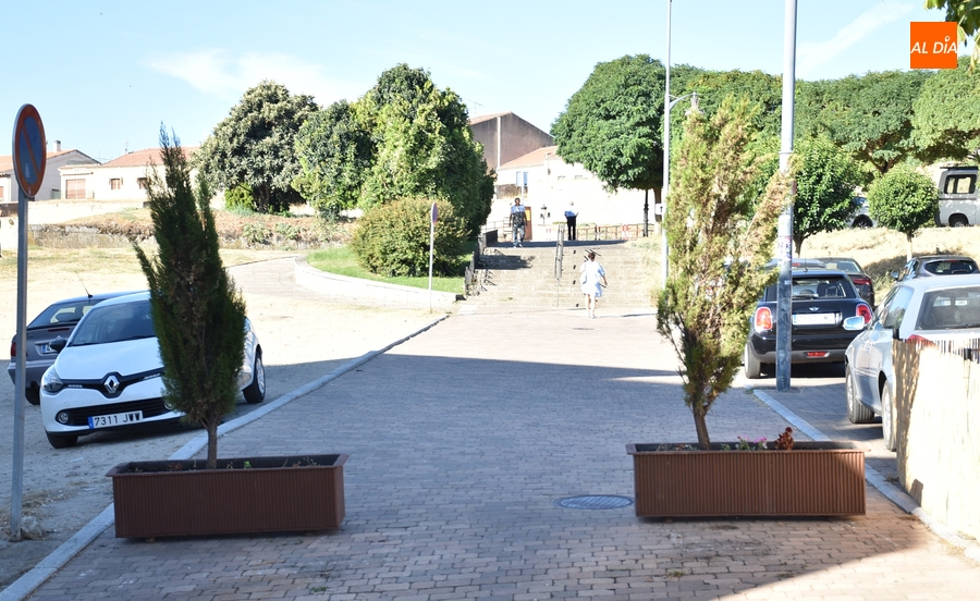 Sustituidas las jardineras de la subida de la Rúa del Sol por unas menos ‘agresivas’