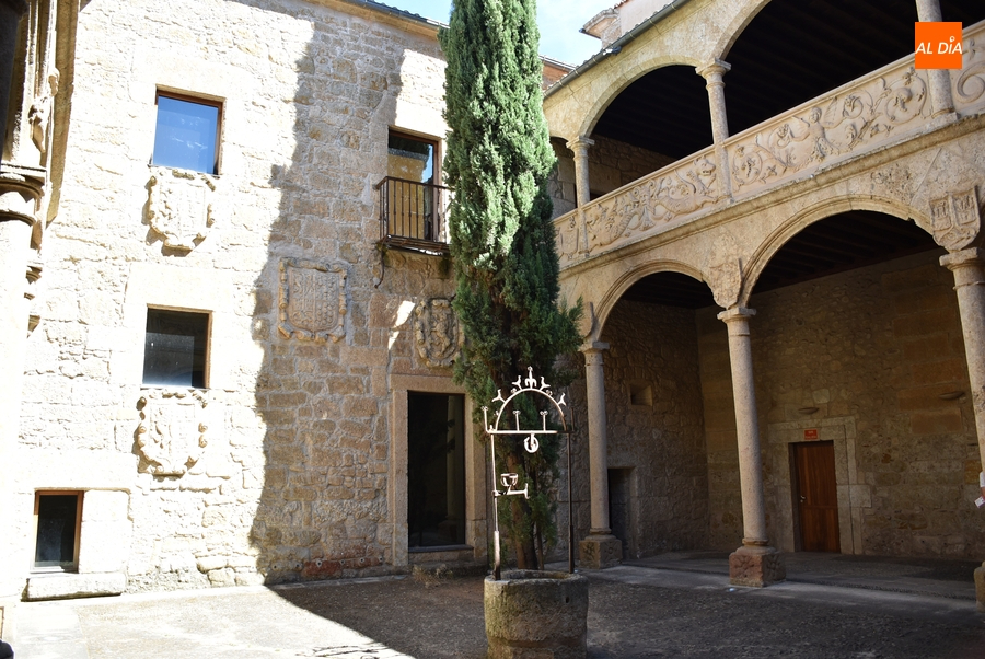 La puerta del Palacio de Los Águila sigue abierta por el momento