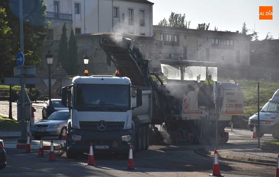 El fresado se extiende a la Glorieta del Árbol Gordo y seguirá este miércoles en la Avenida de Béjar