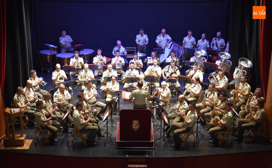 La Guardia Real cierra su estancia en Miróbriga con un concurrido concierto en el Teatro