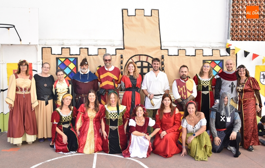 Misioneras-Santa Teresa recibe a Rodericus con castillo propio y los profesores vestidos para la ocasión