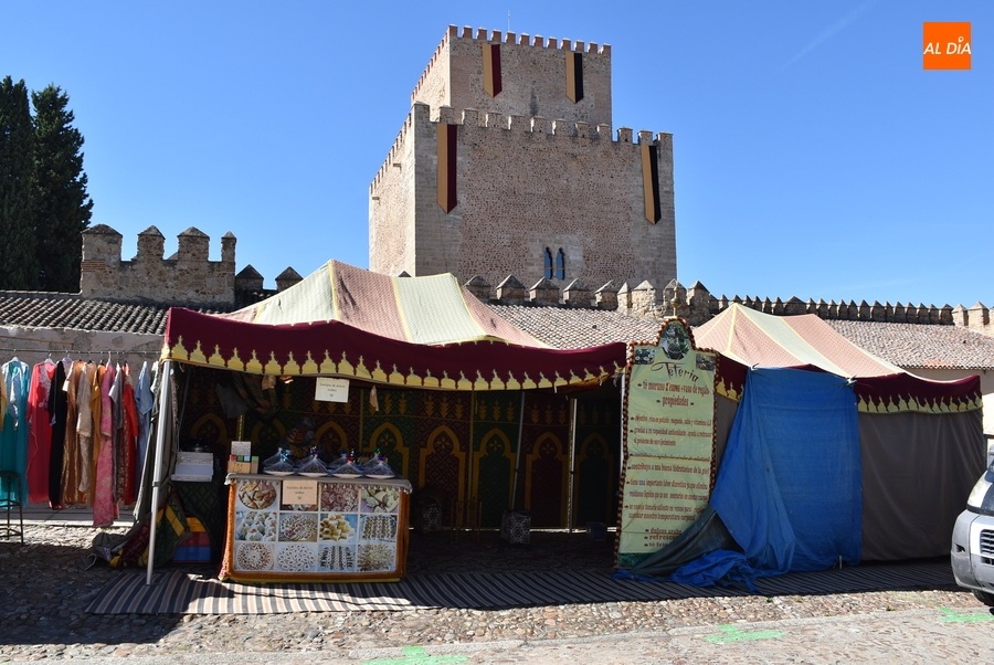 Mañana de despliegue de las paradas de la Feria Medieval por la Plaza del Castillo y la Plaza Mayor