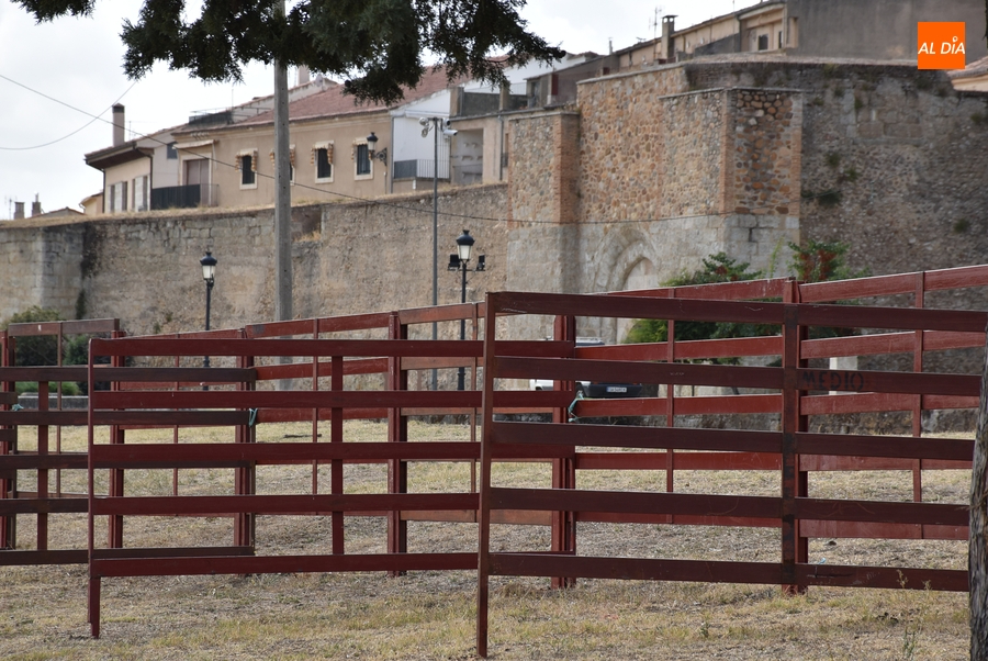Los Pinos reciben unas cuantas agujas mientras se prepara ya la pista de competición
