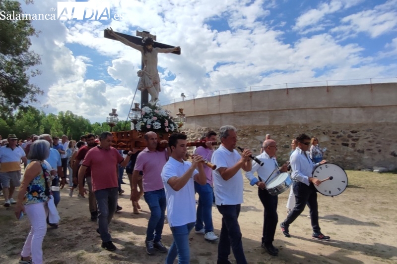 Cientos de personas arropan al Santo Cristo del Monte en el día grande de las fiestas en Alaraz