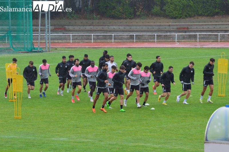 El Salamanca UDS se olvida del lío de la licencia del Helmántico y se centra en ganar al Becerril este fin de semana; Poveda no entrena