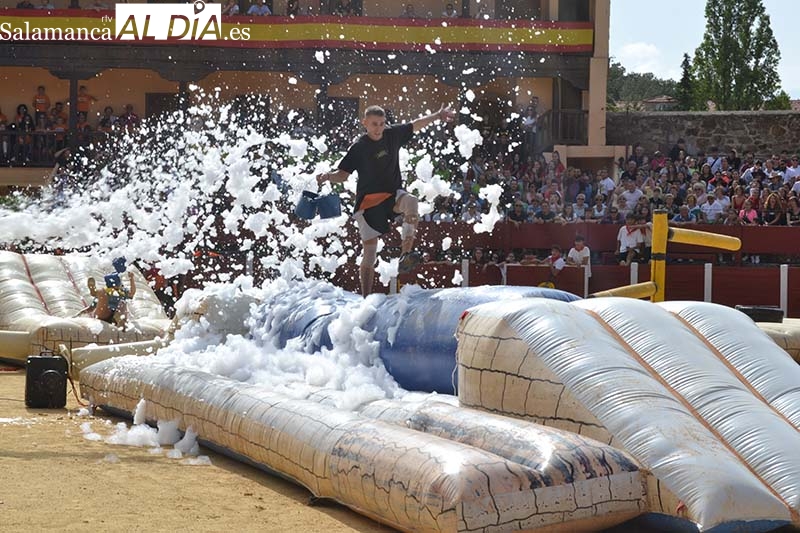 Risas y emoción con las peñas bejaranas en el Humor Amarillo
