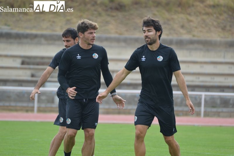 Javi Navas entrena en el Salamanca UDS con solo una tirita en la cara y Diego Benito se ausenta