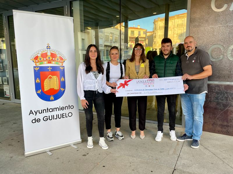 Recaudados más de 3.000 euros a favor de AERSCYL en el I Encuentro solidario de cortadores de jamón en Guijuelo