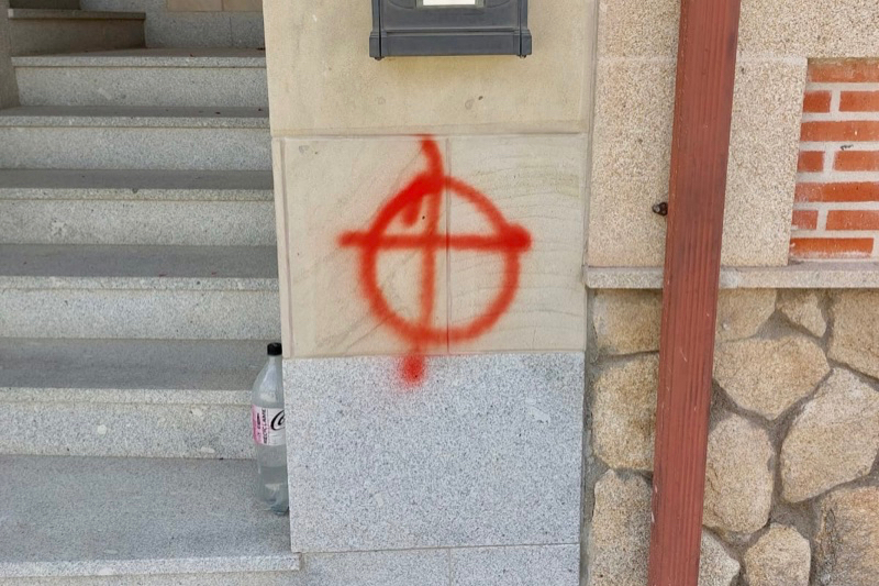 Investigada y denunciada la pintada con amenaza de muerte en casa del alcalde de Villaflores