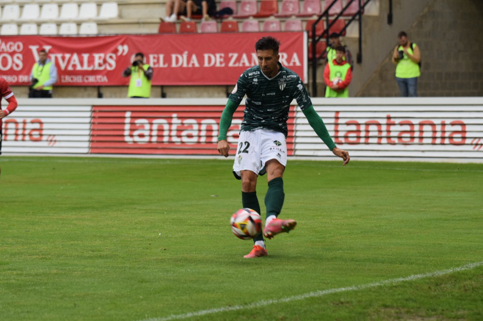 El CD Guijuelo pierde con el Zamora en el duelo de líderes tras quedarse con 10 en la primera parte (1-0)