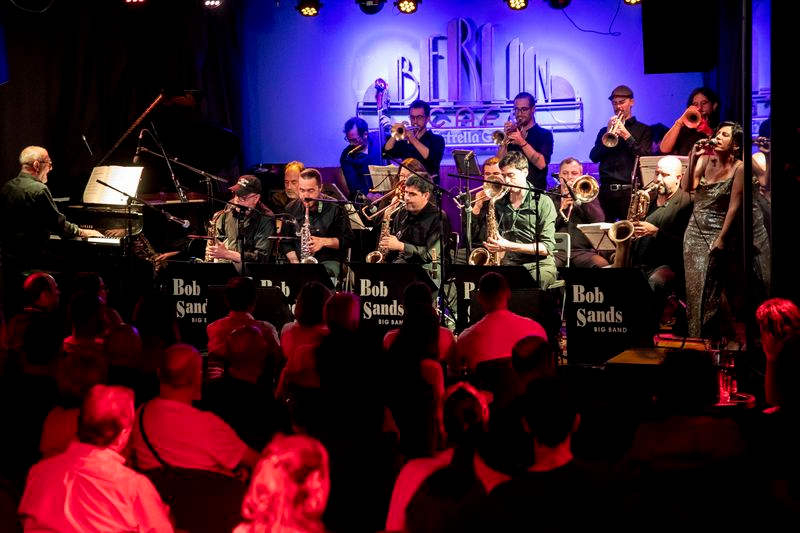 Continúa la música en directo: este martes actuación de los Bob Sands Big Band acompañados de la cantante Marina Ferrer 