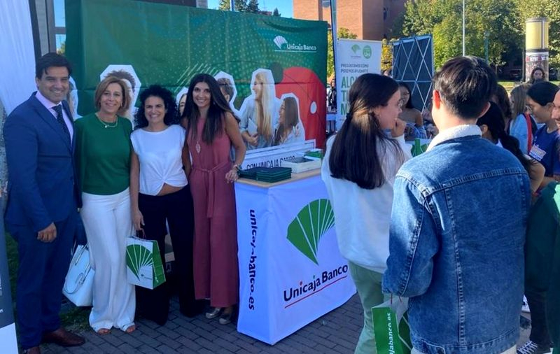 Buena acogida a Unicaja Banco en la Feria de Bienvenida de la USAL