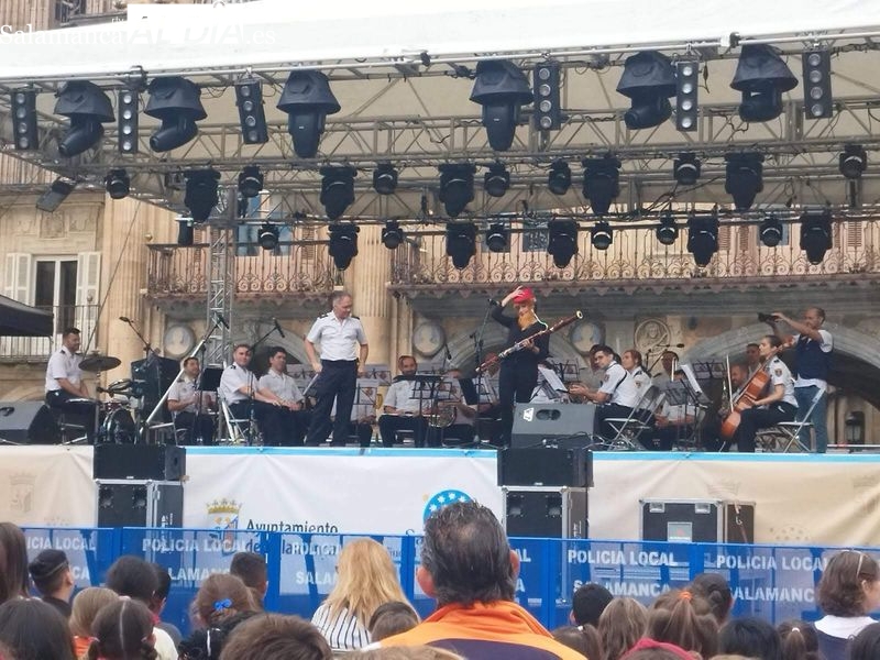 Los niños del colegio San Juan Bosco asisten al concierto de la Banda Sinfónica de la Policía Nacional