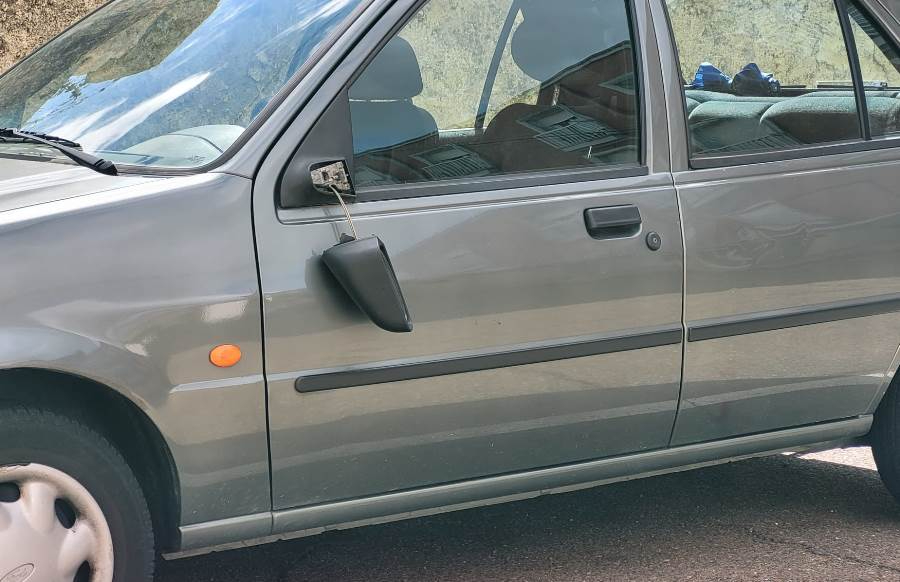 Rompen el retrovisor de un vehículo aparcado en el Barrio Nuevo